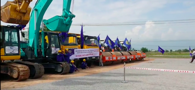 Máy móc thi công cao tốc Bắc - Nam đoạn Phan Thiết - Dầu Giây.