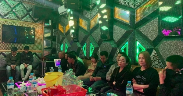 Quảng Bình: Bắt quả tang nhóm đối tượng "bay lắc" trong quán karaoke