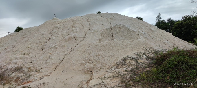 Cao lanh (Kaolin) là loại đất sét màu trắng, nằm sâu dưới đất, cát do thủy triều hoặc phong hóa tạo nên. Khi gặp nước, cao lanh dính dẻo, dễ định hình. Tiếp xúc với nhiệt độ cao, loại đất sét này lại thành thể rắn