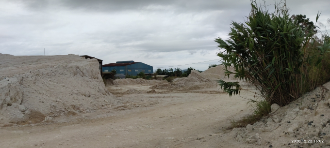 Trong công nghiệp, cao lanh được sử dụng trong nhiều lĩnh vực khác nhau, chẳng hạn như sản xuất đồ gốm sứ, vật liệu chịu lửa, vật liệu mài, sản xuất nhôm, phèn nhôm, đúc, chất độn sơn, cao su, giấy, xi măng trắng.