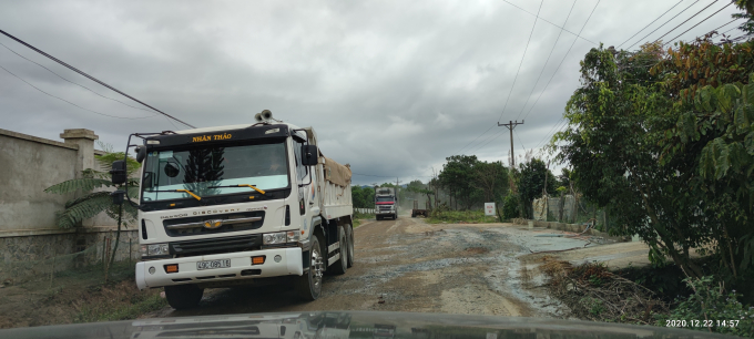 Những chiếc xe siêu trường, siêu trọng xếp hàng chờ lấy cao lanh chở về khu vực Đồng Nai, Bà Rịa – Vũng Tàu tiêu thụ