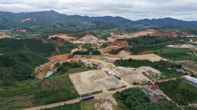 Nhiều người dân sinh sống lâu năm tại khu vực này bức xúc trước cảnh tàn phá núi rừng, đất đai