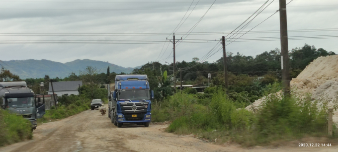 Nếu không có biện pháp ngăn chặn, không chỉ núi rừng mà đường sá và hạ tầng giao thông cũng sẽ bị những đối tượng khai thác cao lanh cày nát