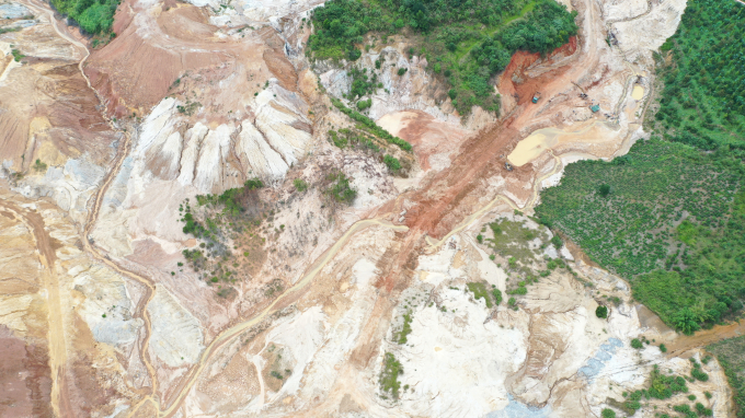 Rất nhiều xe cuốc, xe ủi, xe cẩu và xe ben hoạt động rầm rộ cả này lẫn đêm trong “đại công trường” khai thác cao lanh.