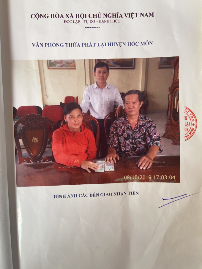 ảnh chụp theo vi bằng, ông Tuân (người ngồi) ký với bà Liên.