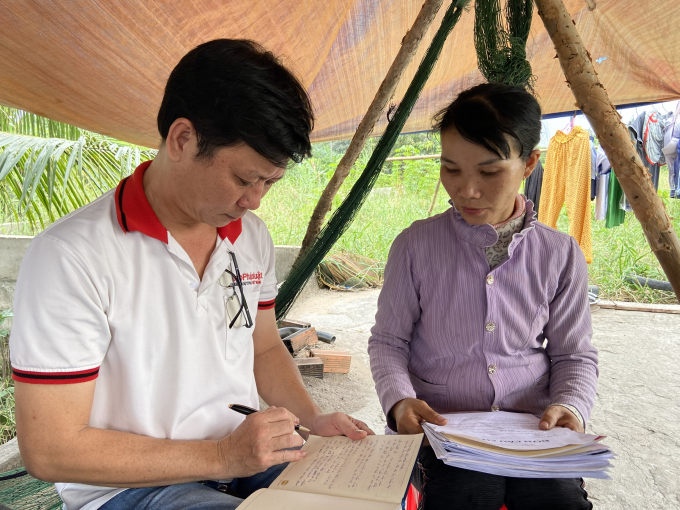 Bà Võ Thị Hà đang trao đổi với PV Báo PLVN