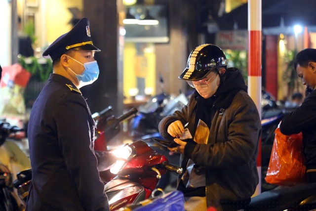 Người dân sinh sống trong phố đi bộ xuất trình chứng minh thư để đưa xe về nhà.