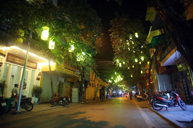 Khác với các tuyến phố đi bộ trước đây trong phố cổ, UBND quận Hoàn Kiếm không sắp xếp các hộ kinh doanh dưới lòng đường, chỉ bố trí một số ít xe chuyên dụng bán hàng ăn nhanh, nước uống... tại một số ngã ba, ngã tư phục vụ người dân và du khách.