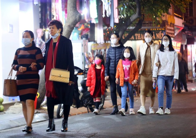 Quận Hoàn Kiếm khuyến khích các hộ dân hai bên mặt phố mở cửa hàng kinh doanh phục vụ cho nhu cầu mua sắm của người dân và du khách. Trong các lễ hội, quận Hoàn Kiếm bố trí các quầy hàng trưng bầy, giới thiệu các sản phẩm truyền thống (thủ công mỹ nghệ, ẩm thực, đặc sản vùng miền...) dưới lòng đường.