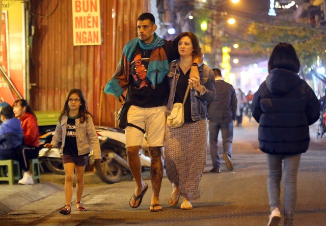 Du khách nước ngoài dạo trên phố đi bộ mới.