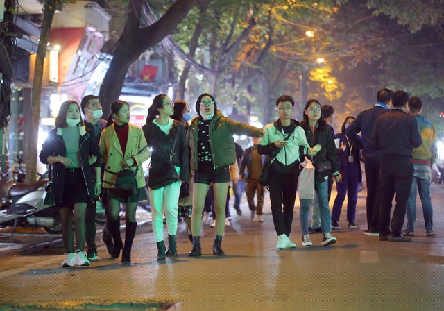 Quận Hoàn Kiếm tổ chức 156 điểm trông giữ xe trên nhiều tuyến phố với diện tích 34.550m2 để đảm bảo nơi gửi phương tiện của nhân dân và du khách.