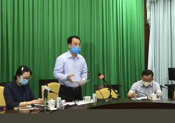 Chủ tịch Ủy ban nhân dân tỉnh Vĩnh Long Lữ Quang Ngời phát biểu tại cuộc họp.