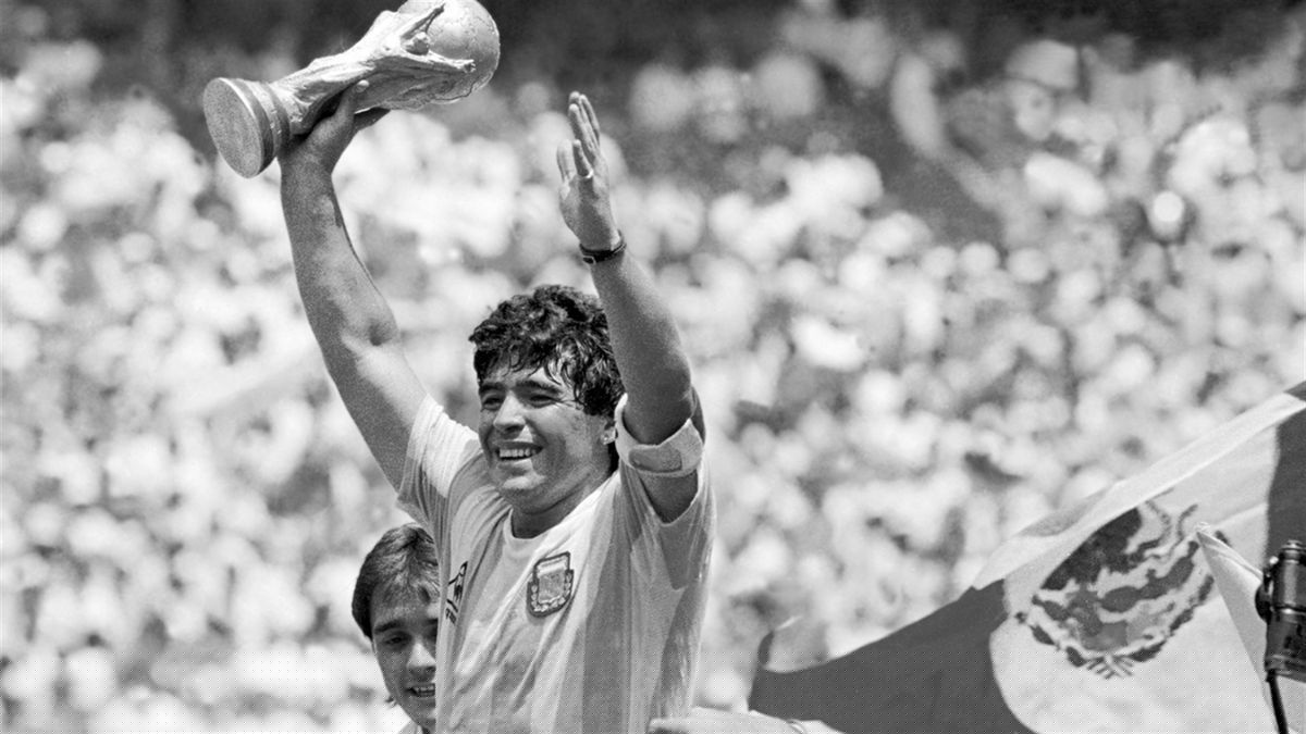 Ngày 25/11, thế giới bóng đá đã đón nhận thông tin sốc khi huyền thoại bóng đá người Argentina, Diego Maradona qua đời ở tuổi 60 sau cơn đau tim. Kết luận khám nghiệm tử thi ghi rõ,