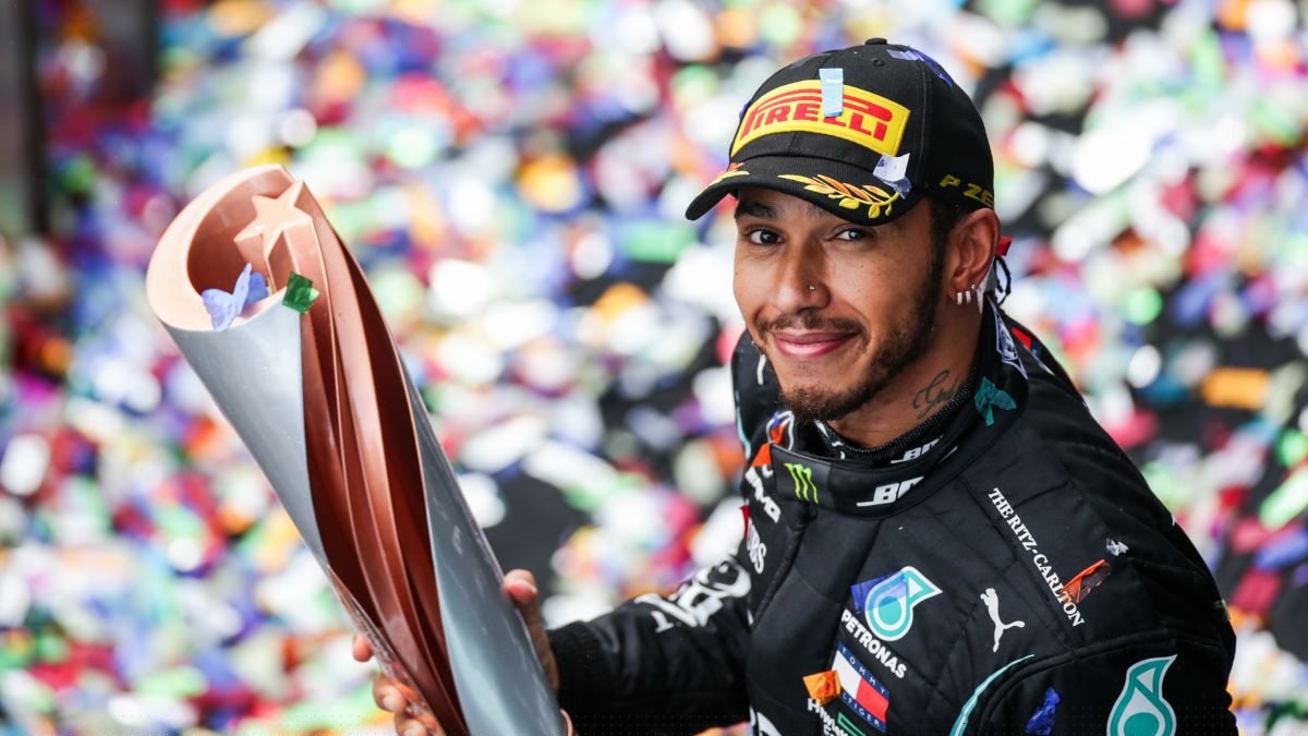 Lewis Hamilton đang dần vươn lên trở thành tay đua F1 vĩ đại nhất trong lịch sử. Năm 2020 chứng kiến thành công rực rỡ của tay đua người Anh khi về nhất ở... 11 chặng đua. Đây là năm thứ 7, Michael Schumacher xếp vị trí số 1 làng F1 trong sự nghiệp, cân bằng kỷ lục của huyền thoại Michael Schumacher.