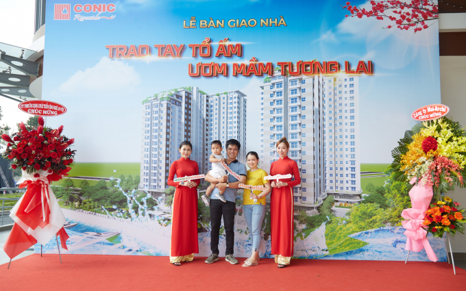 Gia dình một khách hàng dến tham dự Lễ tri ân và bàn giao căn hộ dự án Conic Riverside