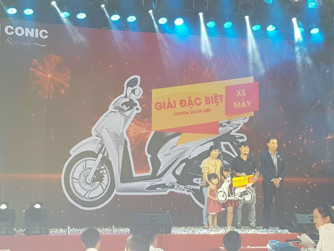 Chủ nhân căn họ A8. 04 đã may mắn trúng thưởng chiếc xe SH 150i ABS