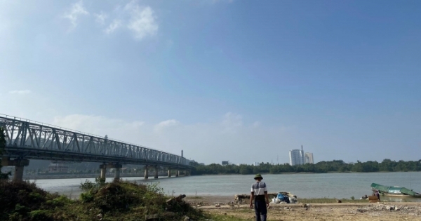 Nghi vấn mẹ ôm con thơ bị bại não nhảy cầu Bến Thủy 1 tự vẫn