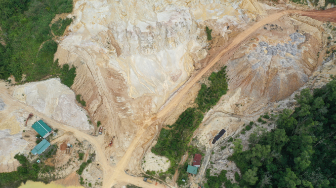 Hàng ngàn héc ta đất canh tác nông nghiệp phải “nhường chỗ” cho nạn khai thác khoáng sản.