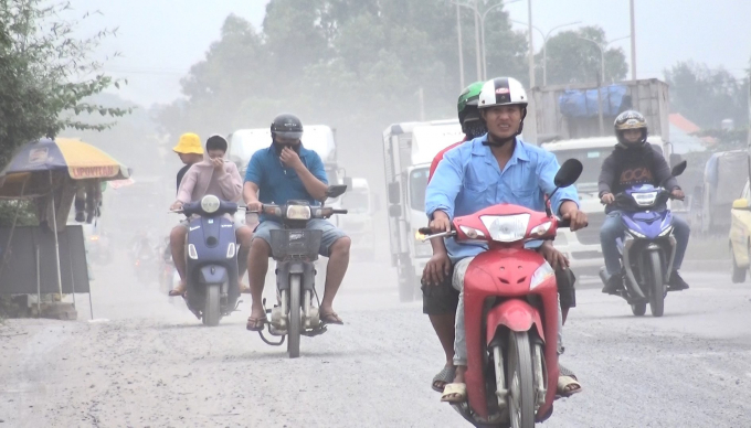 Không chỉ riêng mỏ đá gây ô nhiễm không khí, mà bụi đá từ xe ben cũng tạo thành khói bụi độc hại