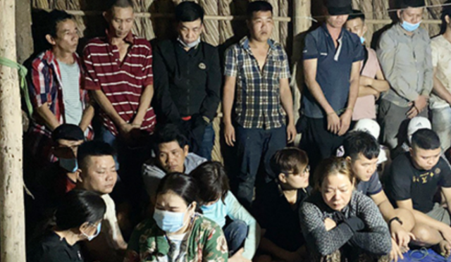 Hàng chục con bạc sát phạt nhau giữa đầm lầy