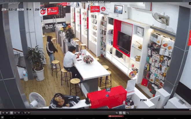 Cô gái trẻ xông vào cửa hàng điện thoại cướp túi xách và cái kết không thể ngờ Ảnh 1