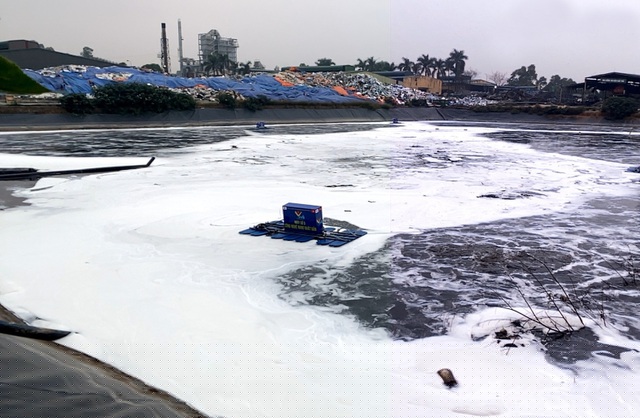 Máy sục khí nano tạo bọt trắng phủ khắp mặt hồ.