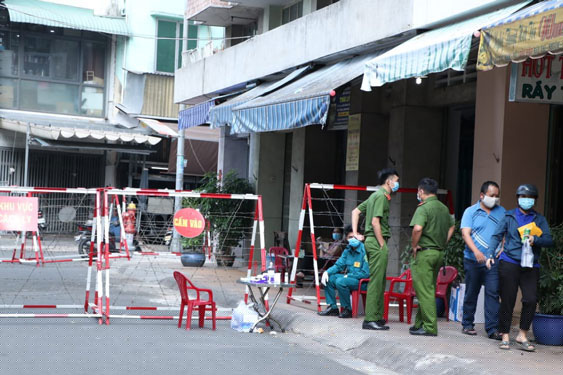 Cách ly một phần chung cư Sư Vạn Hạnh (quận 5, TP HCM) liên quan ca dương tính với SARS-CoV-2 là BN 1451. Ảnh: NGUYỄN THẠNH