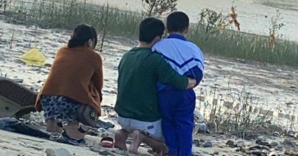 Nghi vợ ôm con 14 tháng tuổi nhảy cầu tự vẫn, chồng quỳ gối bên bờ sông đợi tin