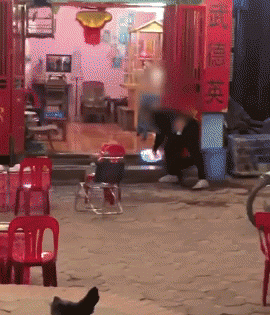 Bàng hoàng với clip nam thanh niên đổ 20 lít xăng rồi châm lửa đốt quán trà chanh