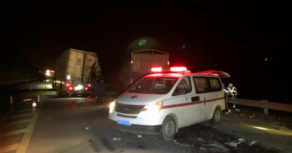 Lào Cai: Xe đầu kéo tông đuôi Container, tài xế nhập viện