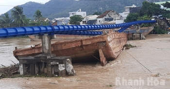 Tin tai nạn giao thông ngày 1/12: 2 sà lan bị cuốn trôi, làm hỏng đường ống cấp nước