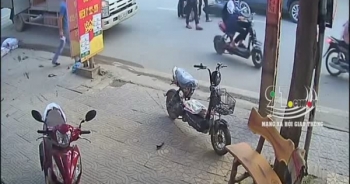 Clip: Nam sinh bị đấm tới tấp vào mặt sau khi va chạm giao thông