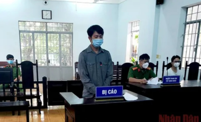 Bị cáo Nguyễn Hoàng Anh Quốc tại phiên tòa sơ thẩm xét xử vụ án “Chống người thi hành công vụ”.(Ảnh: N.C).