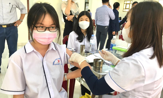 Học sinh THPT ở Thanh Hóa tiêm vaccine phòng COVID-19, ngày 1/12. Ảnh: Lam Son