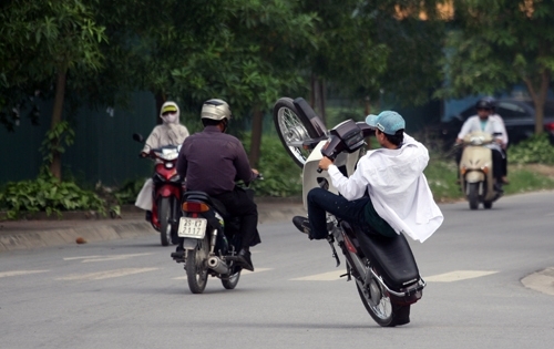 Bắt giữ nhóm thanh niên "choai" tụ tập lạng lách, đánh võng, bốc đầu xe