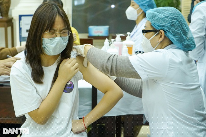 Tiêm vaccine cho trẻ em tại Hà Nội.