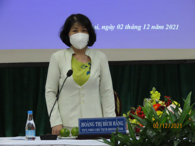 Bà Hoàng Thị Bích Hằng - Phó Chủ tịch HĐND tỉnh chủ trì họp báo.