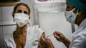 Cuba nâng cấp vaccine COVID-19 "cây nhà lá vườn" để đối phó Omicron