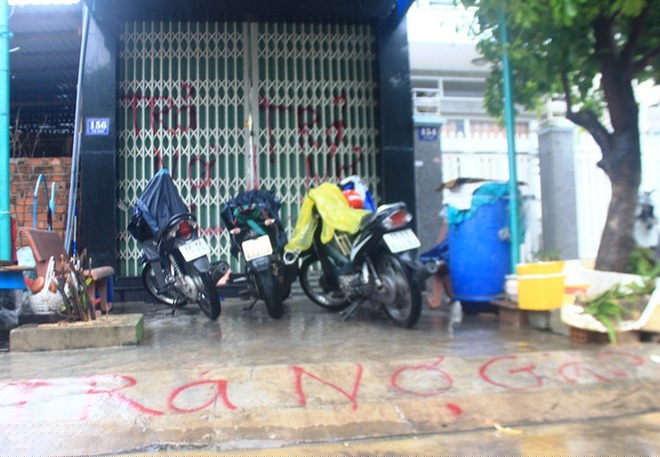 Một nhà dân ở TP Quy Nhơn tỉnh Bình Định bị các đối tượng hoạt động tín dụng đen xịt sơn khủng bố. (Ảnh: Công an cung cấp).