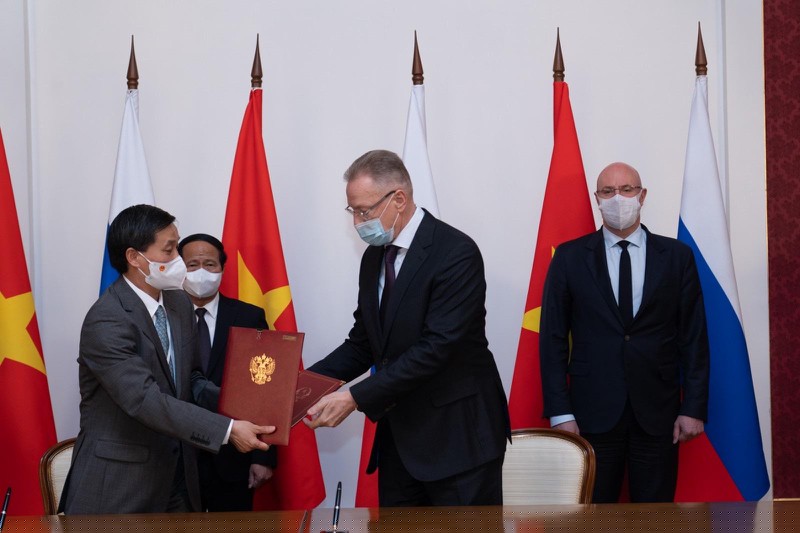 Thứ trưởng Bộ Tư pháp Việt Nam Nguyễn Khánh Ngọc và Quốc Vụ khanh, Thứ trưởng Bộ Tư pháp liên bang Nga Loginov Andrey Viktorovich trao đổi văn kiện về Chương trình hợp tác.