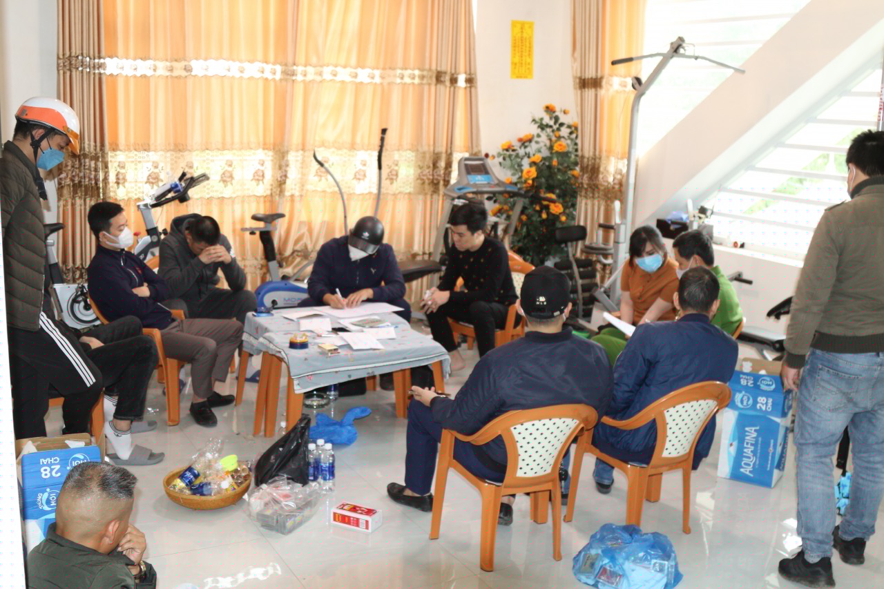 Hiện trường vụ bắt các đối tượng tham gia đánh bạc.