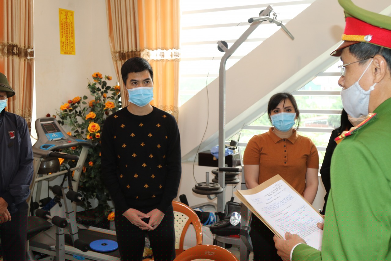 Cơ quan Cảnh sát điều tra Công an tỉnh đọc lệnh khám xét nơi ở của Nguyễn Thành Tâm đã thu giữ các loại pháo hoa nổ và và nhiều loại sổ, giấy tờ có liên quan đến việc cho vay lãi nặng.