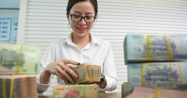 Cảnh báo tình trạng ép khách mua bảo hiểm: Các ngân hàng lãi lớn như thế nào từ bán bảo hiểm?