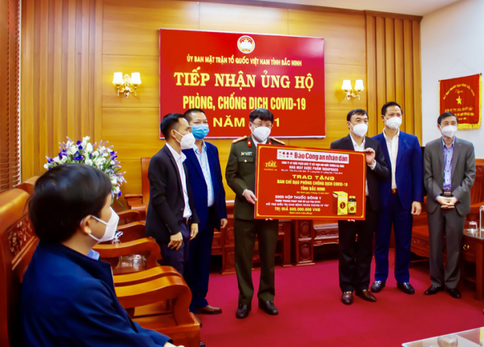 Đại tá, nhà văn Phạm Khải, Tổng Biên tập Báo CAND cùng đại diện Công ty Trường Đại Hưng trao 2.000 sản phẩm Viên thảo mộc Thiên Trùng Pháp Thổ Cô Lai Tọa H2VV cho tỉnh Bắc Ninh.