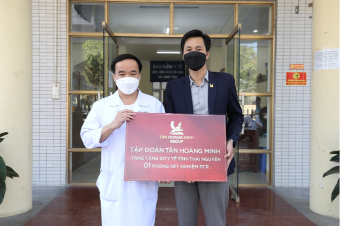 Đại diện Tập đoàn Tân Hoàng Minh trao tặng 01 phòng xét nghiệm PCR và 50.000 bộ Kit xét nghiệm nhanh