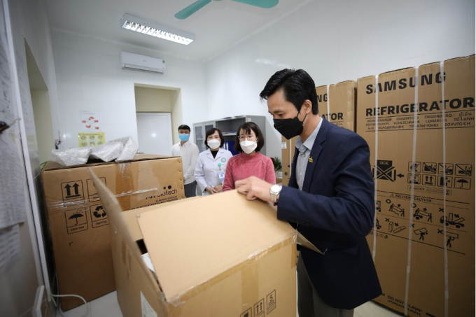 Đại diện Tập đoàn Tân Hoàng Minh và Sở Y tế tỉnh Thái Nguyên kiểm tra các trang thiết bị và Kit xét nghiệm.