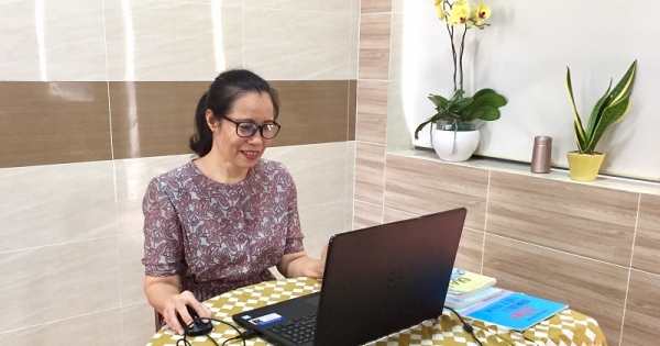 Dạy trực tuyến: Thầy cô giáo lớn tuổi nỗ lực để bắt nhịp