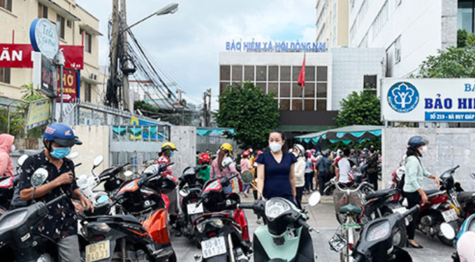 Người dân đến nhận tiền hỗ trợ.