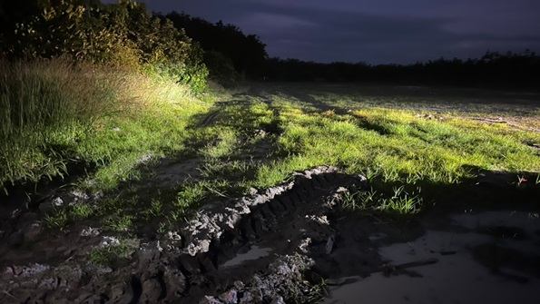 Nền đất nông nghiệp bị cày xới nham nhở nhưng đã phân lô bán