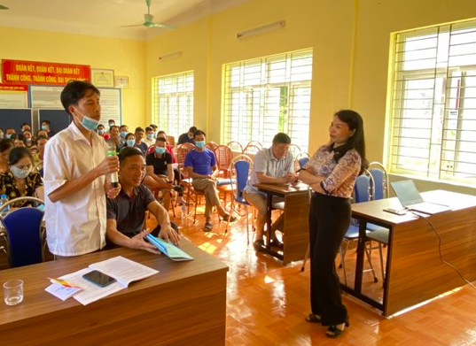 Cán bộ Ban Dân tộc tỉnh Quảng Ninh trao đổi với người dân xã Minh Châu, Vân Đồn về chính sách mới trong Hội nghị tuyên truyền phổ biến giáo dục pháp luật do Ban Dân tộc tỉnh tổ chức năm 2021.